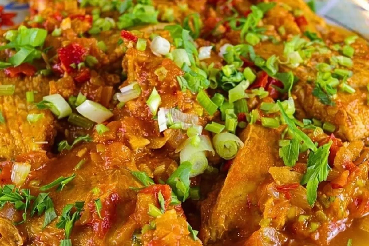 Peixe ao molho de tomate bem encorpado e suculento, com aque