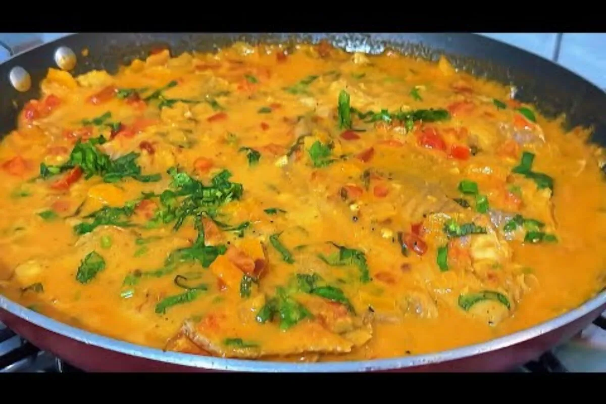 Peixe ao molho: um filé de peixe ensopado com leite de coco