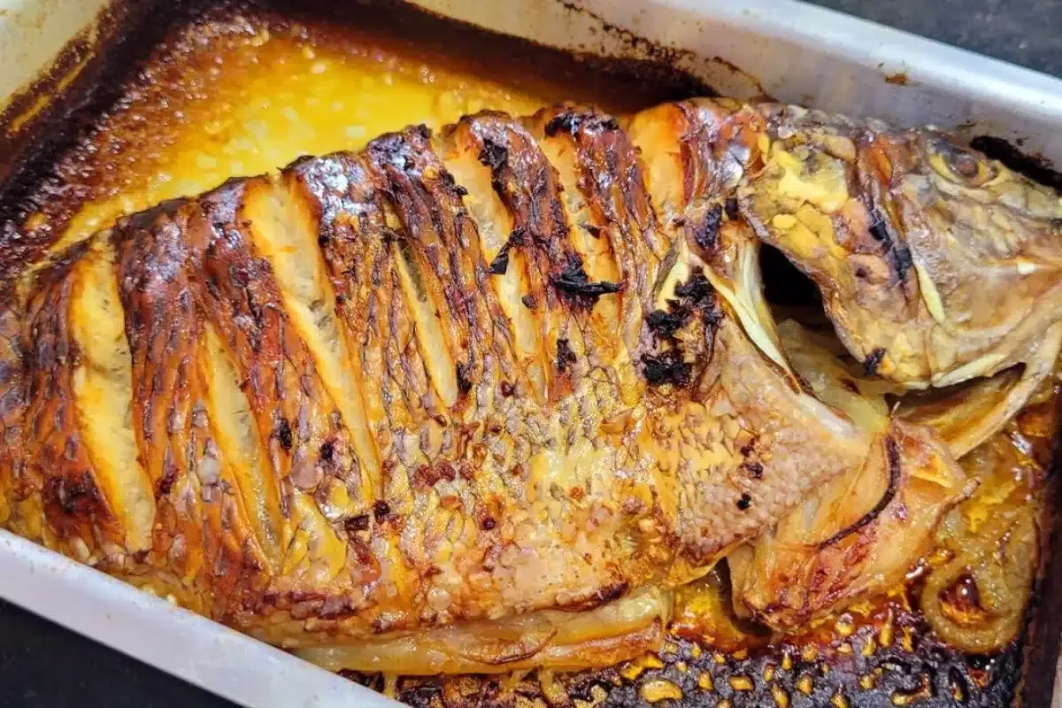 Peixe assado de um jeito muito simples, que fica extremament