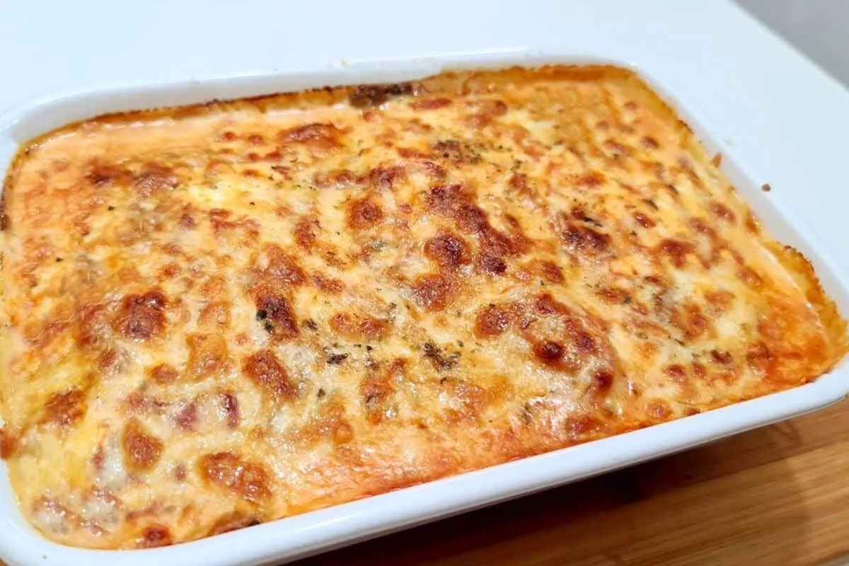 Peixe cremoso no forno com filé de tilápia coberto por um mo