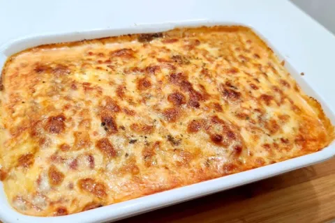 Peixe cremoso no forno com filé de tilápia coberto por um mo
