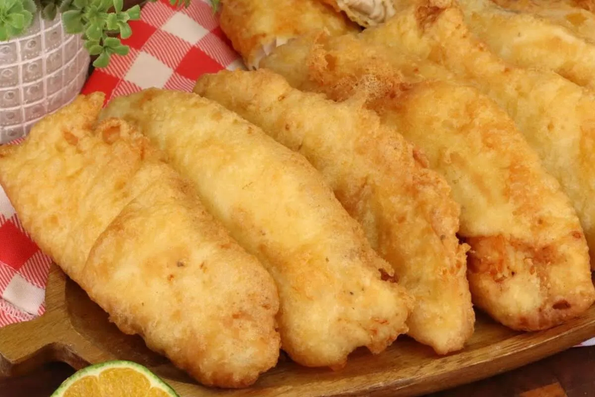 Peixe frito crocante e empanado com uma casquinha bem sequin