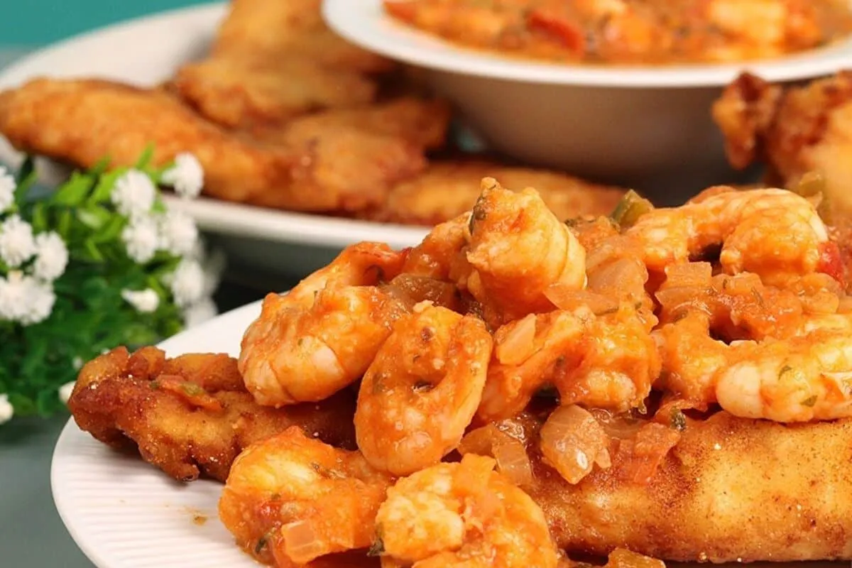 Peixe frito sequinho e muito crocante, acompanhado de um mol
