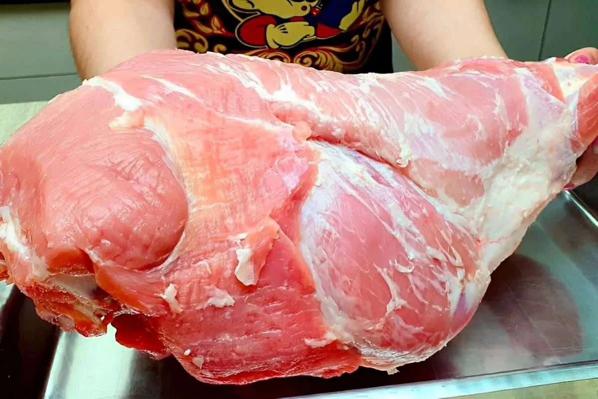 Pernil assado macio e bem temperado uma delícia para servir