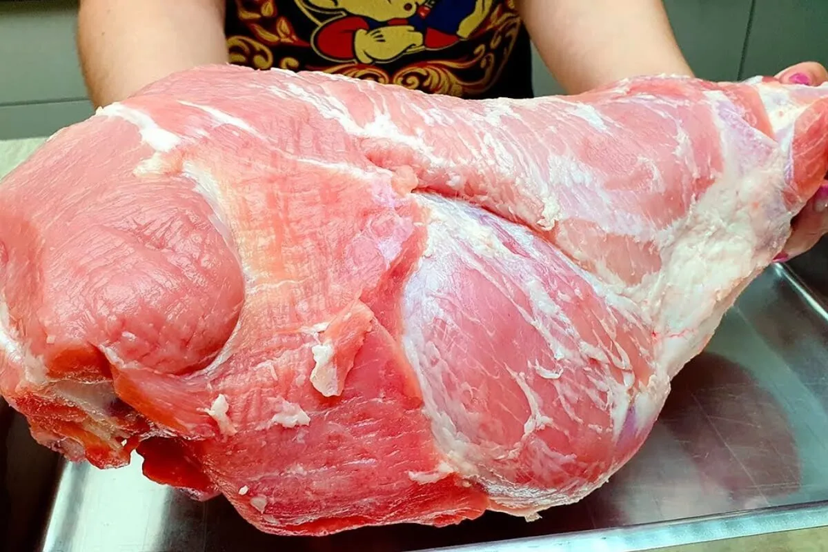 Pernil assado para o ano novo fica perfeito e muito bem temp