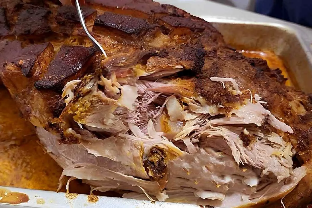 Pernil assado que desmancha e desfia quando sai do forno per