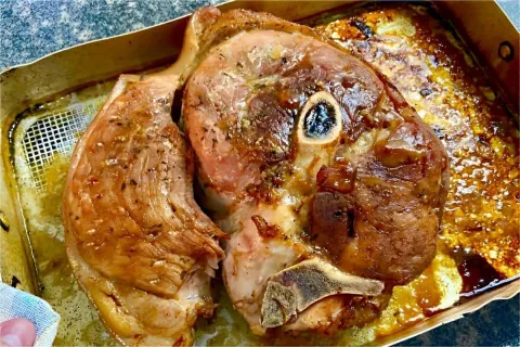 Pernil assado que desmancha na boca com tempero que tem gost