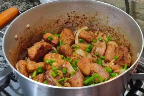 Pernil de porco acebolado para você servir um almoço super s