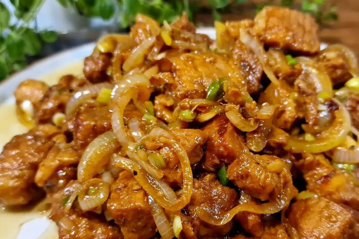 Pernil de porco acebolado um jeito de você fazer uma carne s