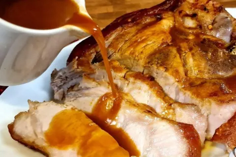 Pernil de porco assado com um molho surpreendente muito sucu