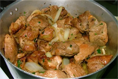 Pernil de porco na panela com cebola receita simples e fácil