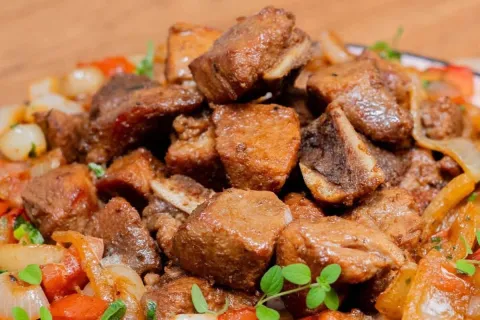 Pernil de porco suculento, saboroso e macio feito na panela 