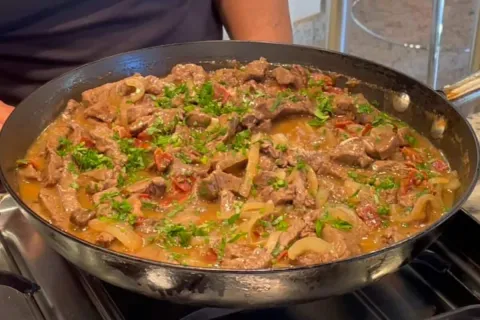 Picadinho de carne com bacon bem temperado e suculento para 