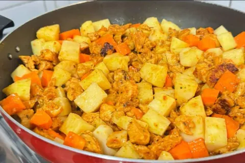 Picadinho de frango com legumes fácil de fazer e cheio de sa