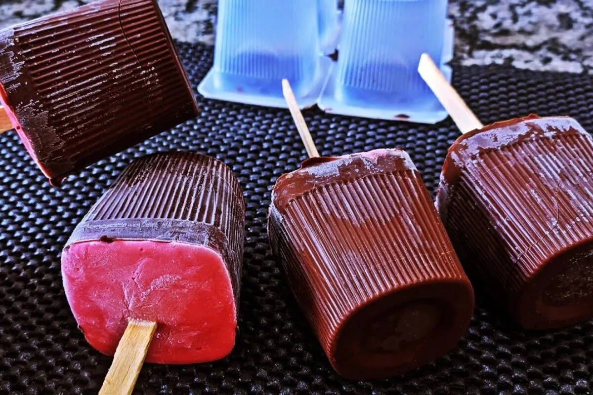 Picolé caseiro refrescante que é um sucesso garantido para o