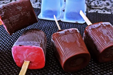 Picolé caseiro refrescante que é um sucesso garantido para o