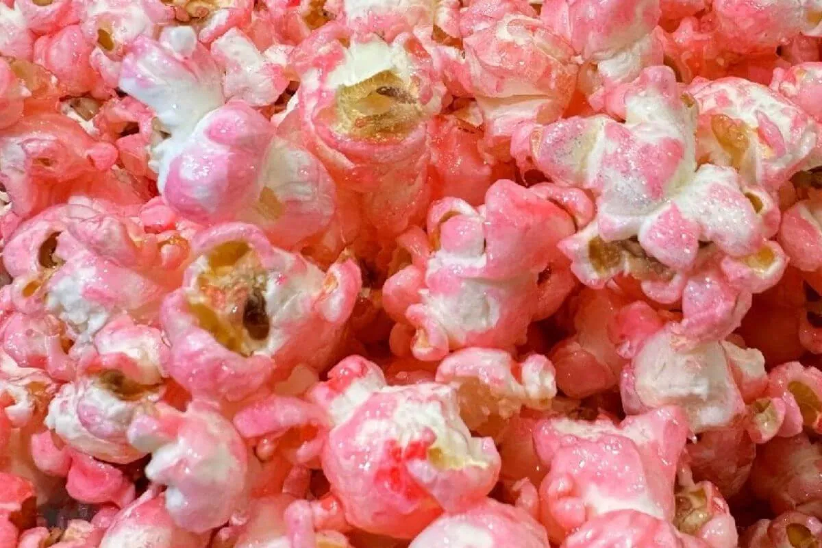 Pipoca doce colorida igual dos carrinhos de pipoca de antiga