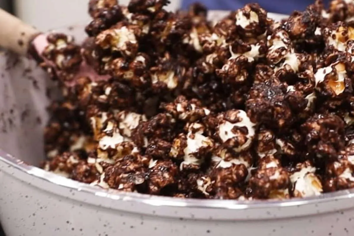 Pipoca doce super crocante e caramelizada, receita fácil que