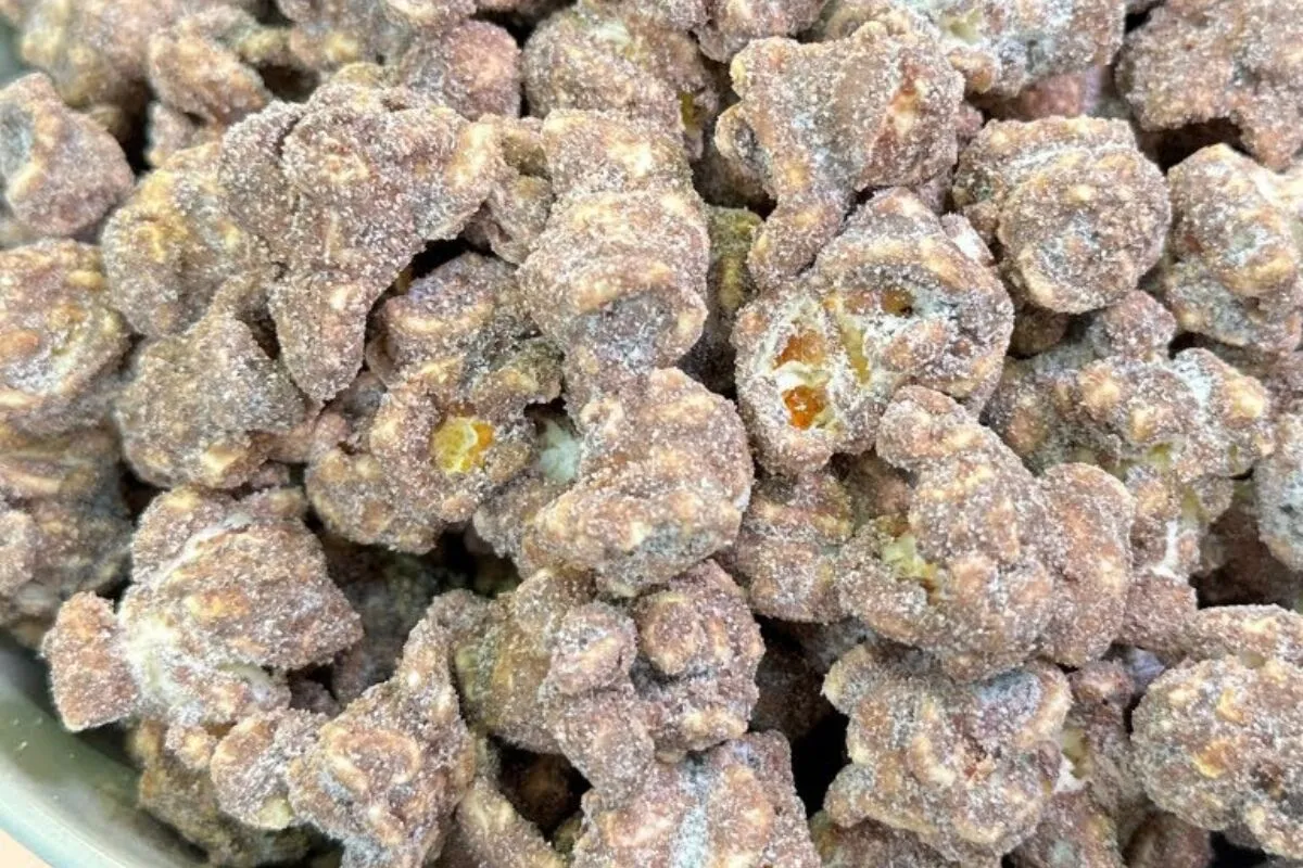 Pipoca gourmet de leite em pó bem crocante e sequinha, para