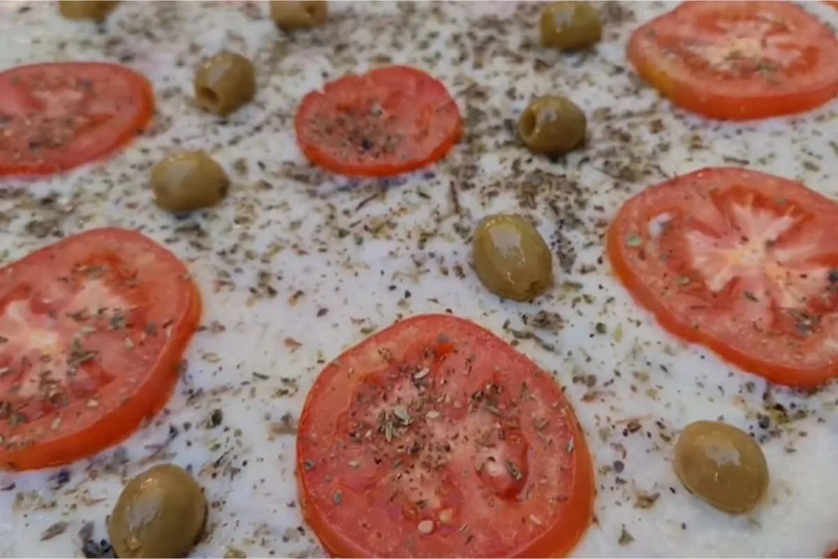 Pizza com massa de arroz: feita no liquidificador com sobras