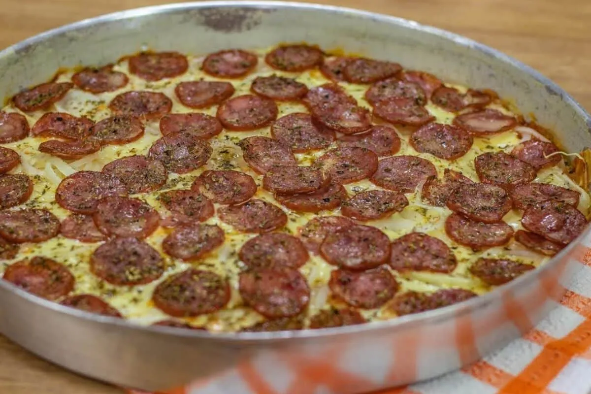 Pizza de calabresa de liquidificador com massa leve e fofinh