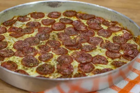 Pizza de calabresa de liquidificador com massa leve e fofinh