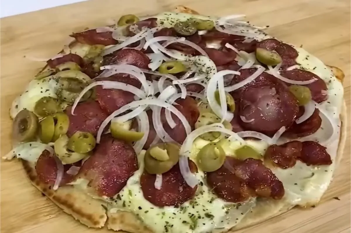 Pizza de frigideira melhor que delivery e pronta em uma pane