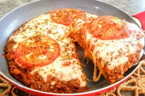 Pizza de sardinha na frigideira pronta em poucos minutos com