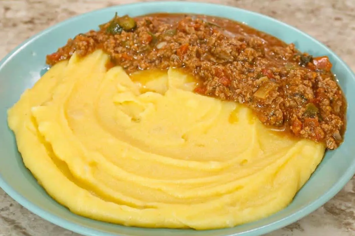 Polenta com carne moída da mamãe uma opção muito saborosa e