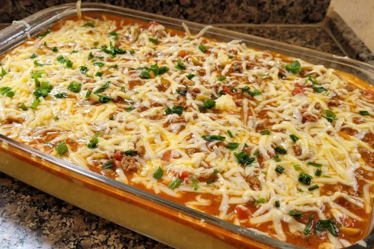 Polenta com carne moída suculenta e com bastante molho para reunir a família inteira na mesa