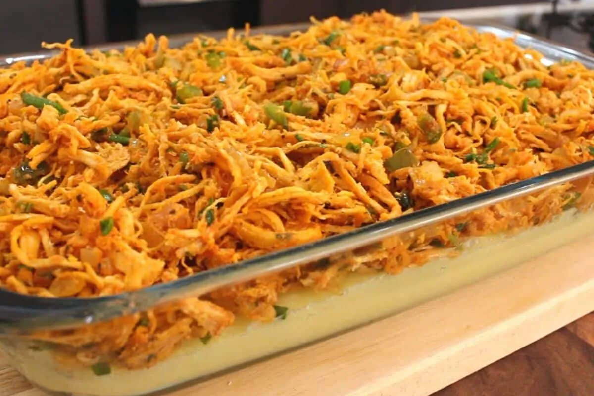 Polenta com frango bem temperada e cremosa que derrete na bo