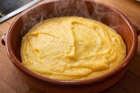 Polenta perfeita cremosa e bem temperada, para você preparar