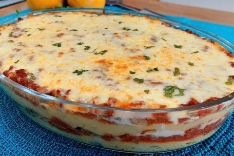 Polenta recheada com carne moída simples de fazer e irresist