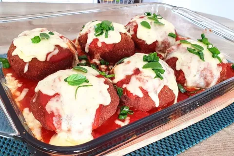 Polpetone de carne recheado com queijo, uma opção deliciosa 