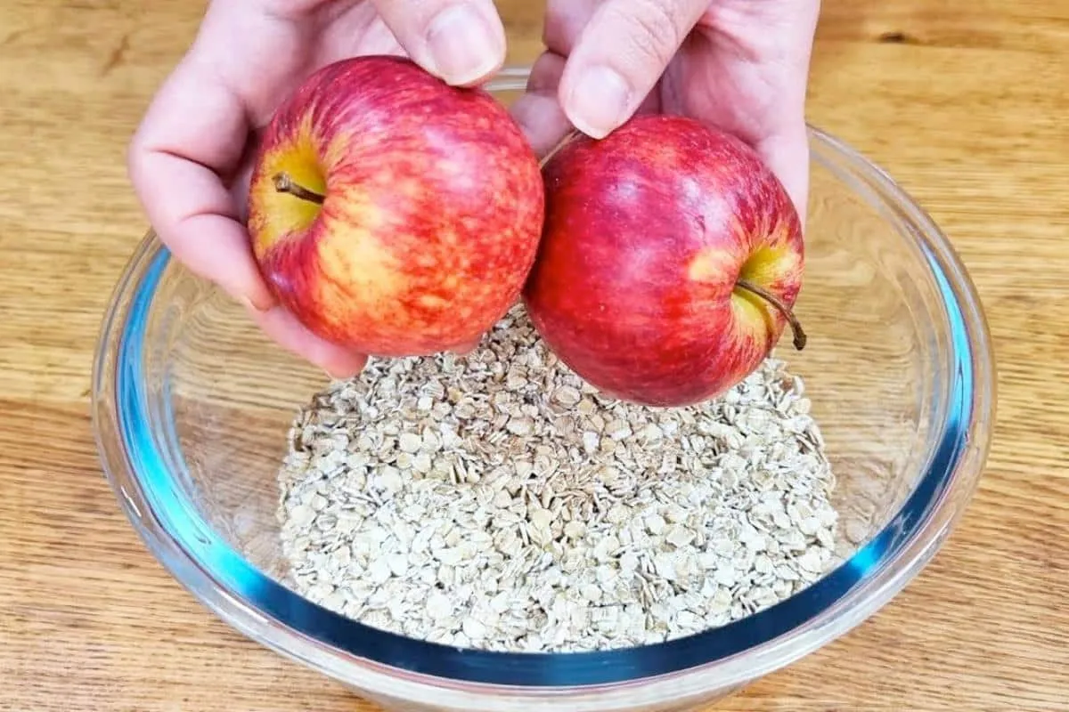 Prato fit de frutas com aveia para você saborear no café da