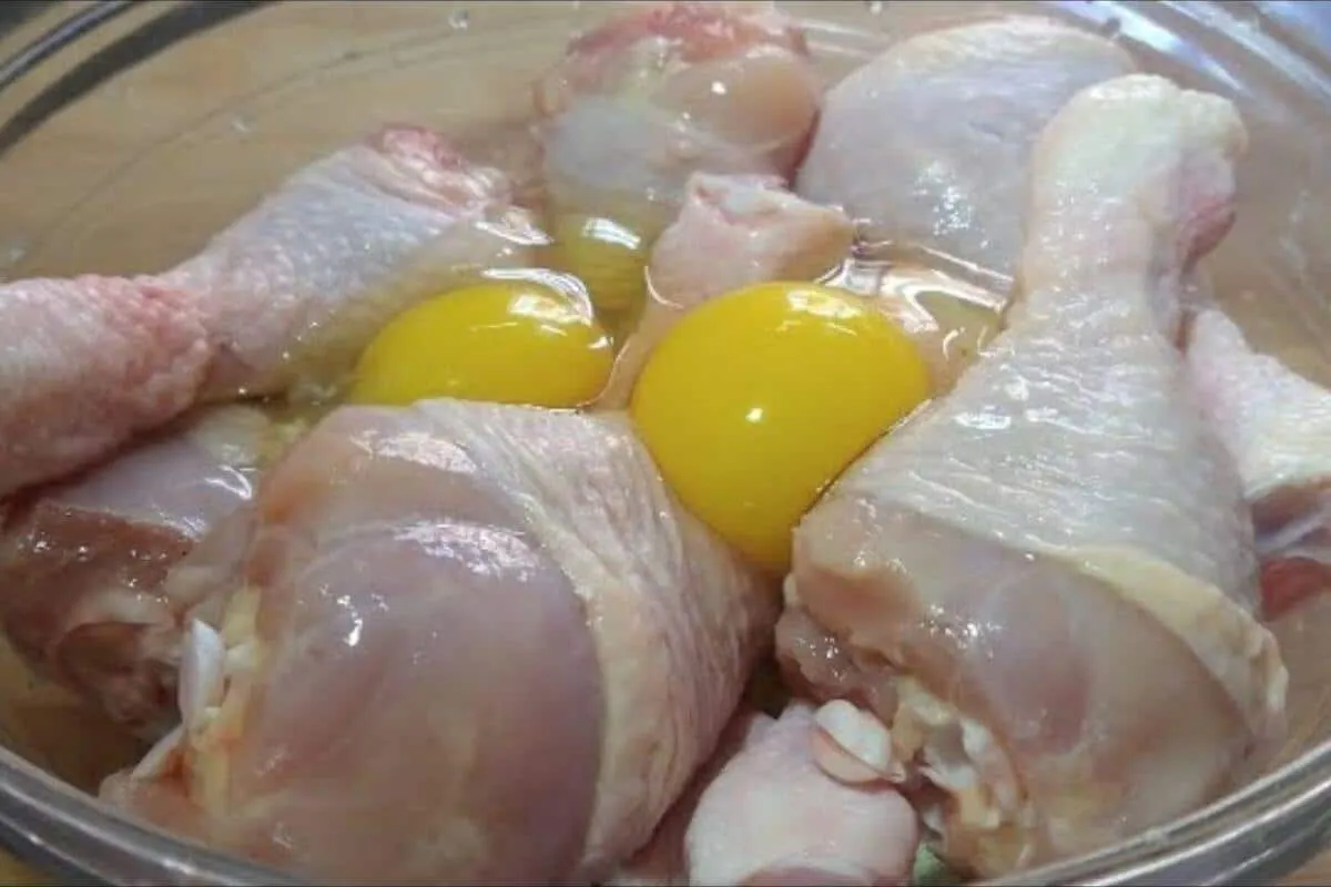 Preparei um almoço fácil usando frango e 2 ovos ficou uma de