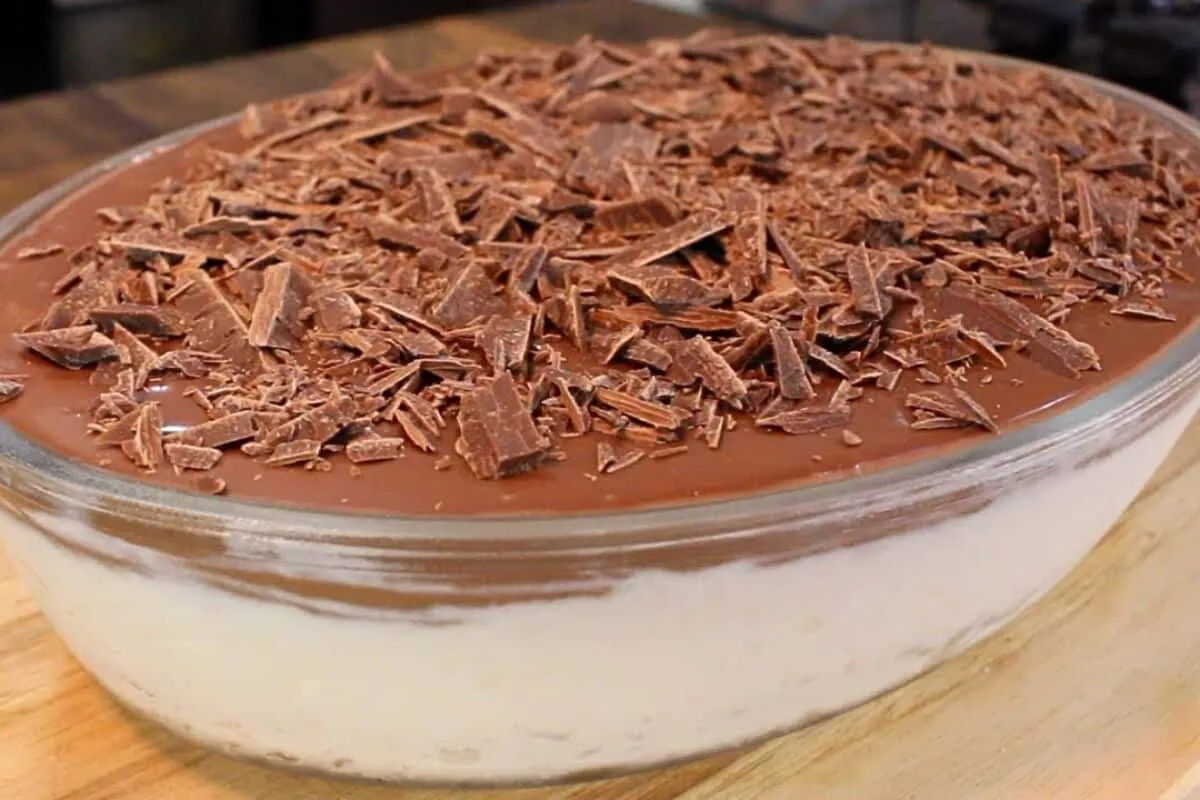 Prestígio na travessa com muito chocolate e coco, cremoso e