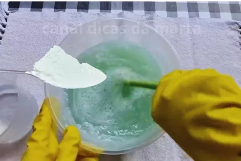 Produto multiuso caseiro econômico e eficaz para limpar toda