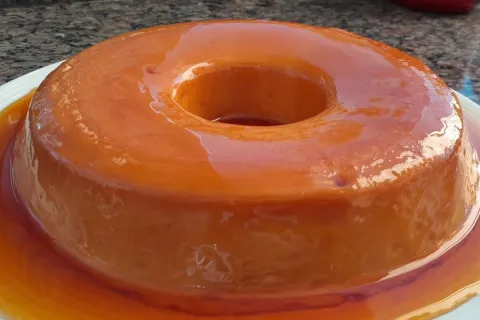 Pudim com 2 ingredientes feito sem forno, sem ovos e sem gel