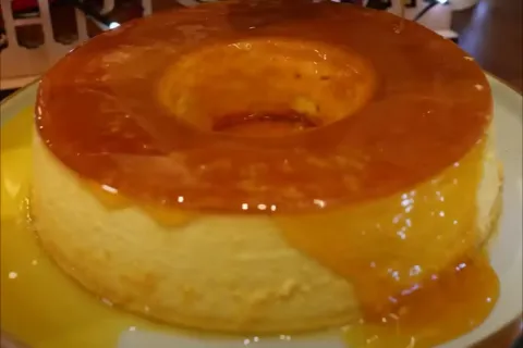 Pudim cremoso: calda brilhante, textura perfeita e uma apres