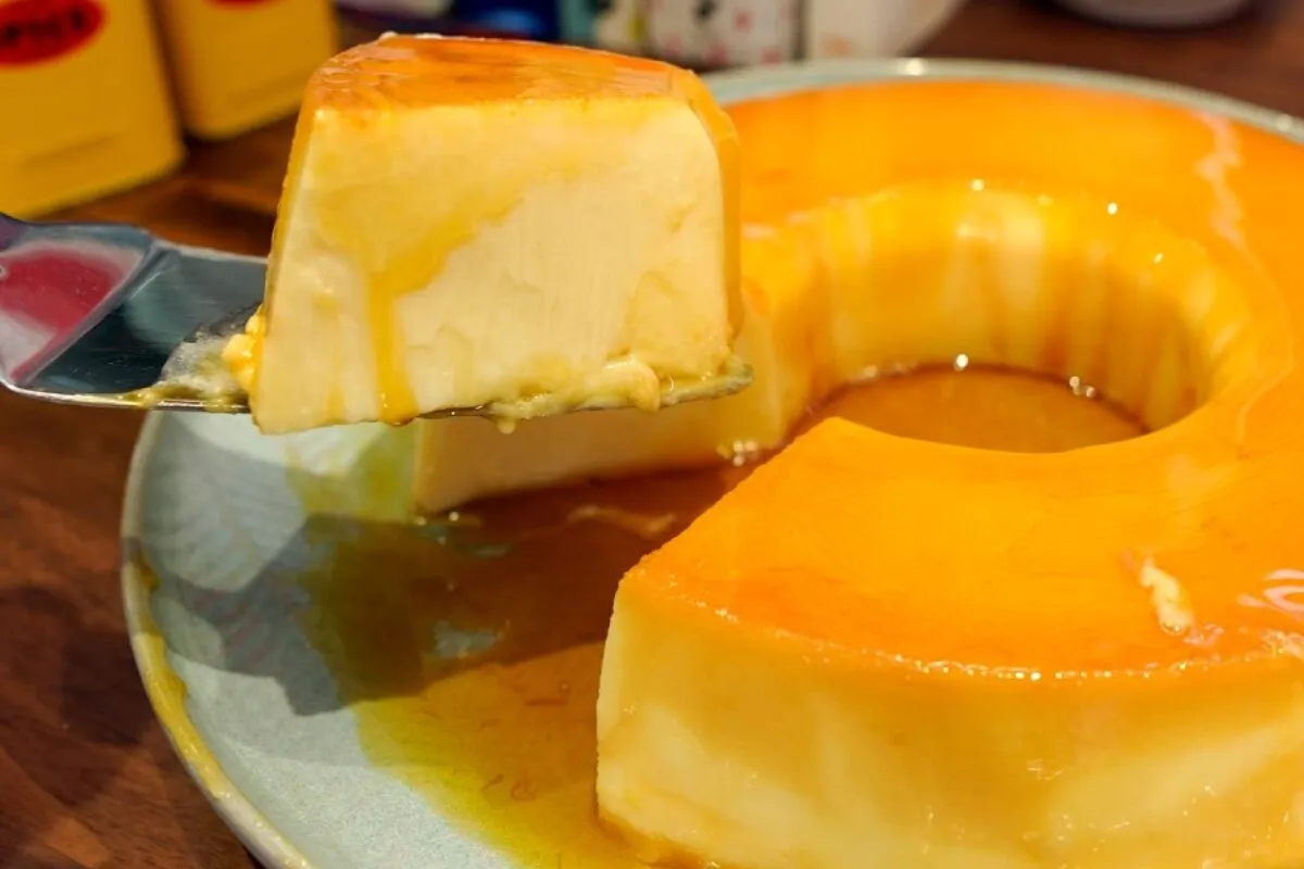 Pudim de 2 ingredientes cremoso e prático: sobremesa que ser