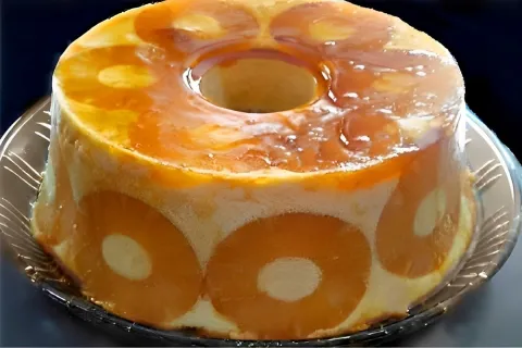 Pudim de abacaxi com abacaxi em calda uma sobremesa delicios