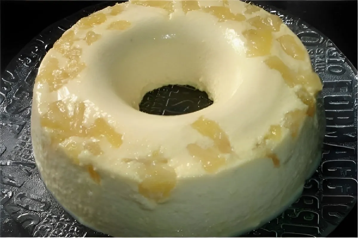 Pudim de abacaxi com pedaços da fruta sem ovos e sem forno é