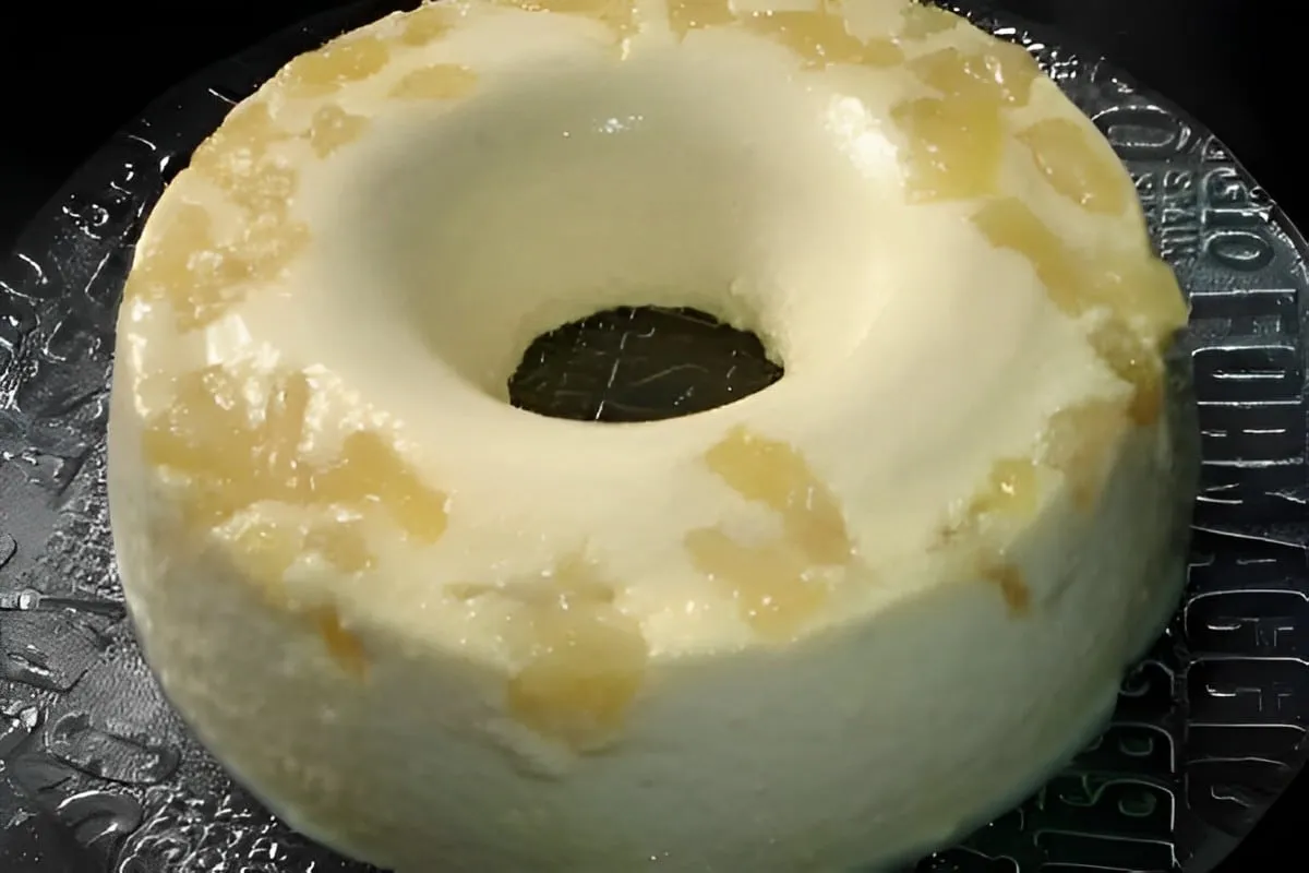 Pudim de abacaxi com pedaços da fruta sem ovos e sem forno f