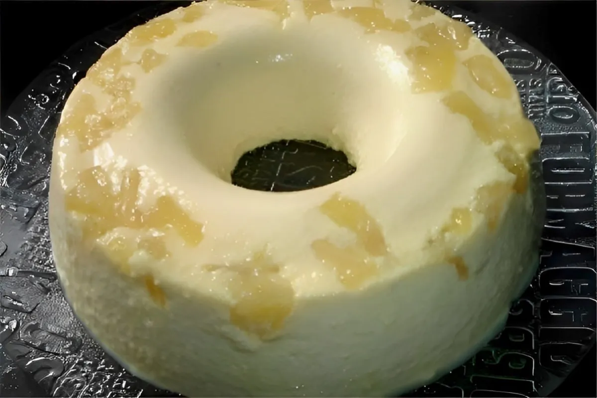 Pudim de abacaxi com pedaços da fruta uma sobremesa prática