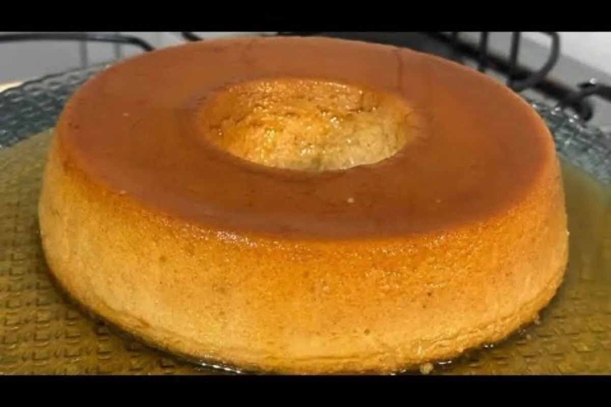 Pudim de banana super cremoso e fácil de fazer, que acompanh