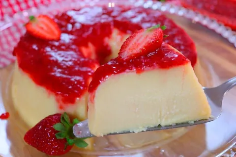 Pudim de chocolate branco com geleia de morango perfeito par