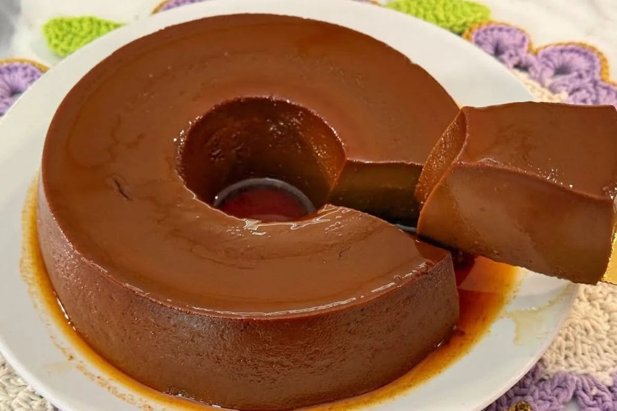 Pudim de chocolate cremoso e sem forno: sobremesa gelada que