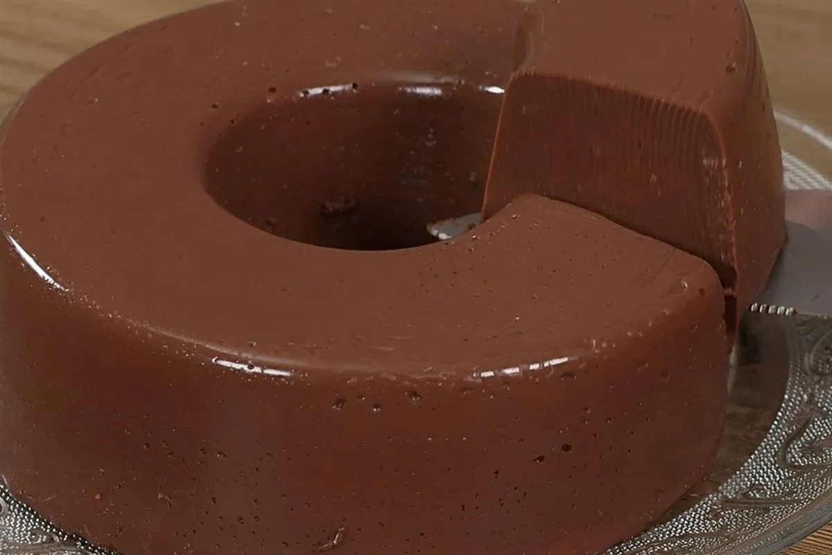 Pudim de chocolate que fica cremoso demais uma maravilha e b