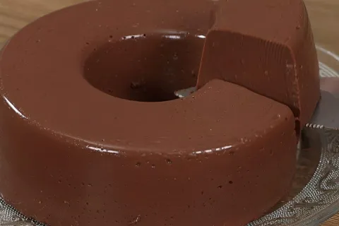 Pudim de chocolate que fica cremoso demais uma maravilha e b